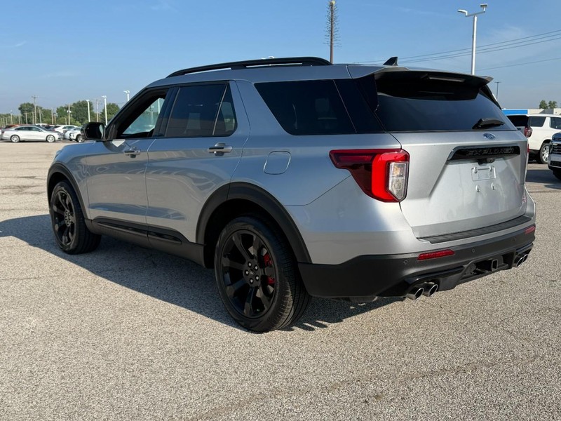 Ford Explorer Vehicle Full-screen Gallery Image 3