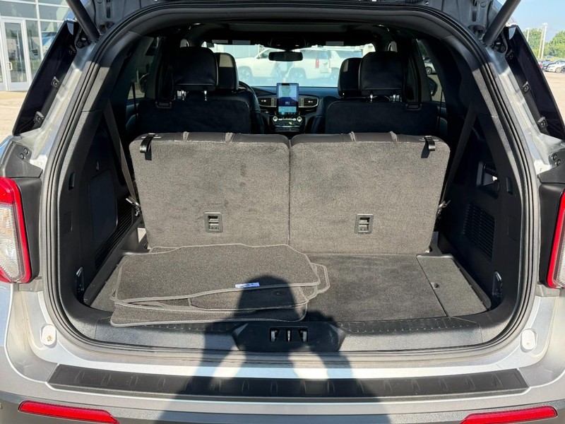 Ford Explorer Vehicle Full-screen Gallery Image 5