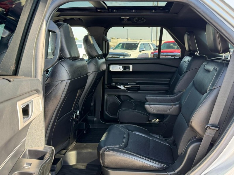 Ford Explorer Vehicle Full-screen Gallery Image 10