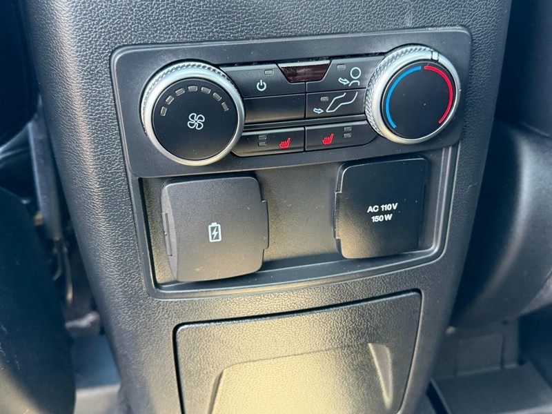 Ford Explorer Vehicle Full-screen Gallery Image 12