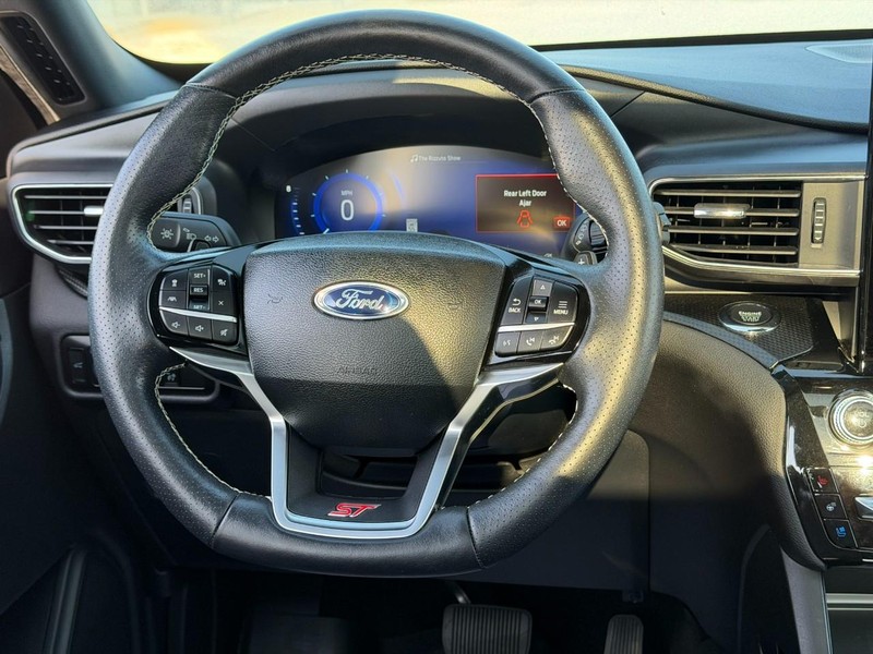 Ford Explorer Vehicle Full-screen Gallery Image 15
