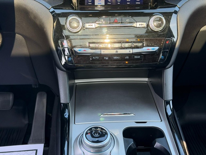 Ford Explorer Vehicle Full-screen Gallery Image 17