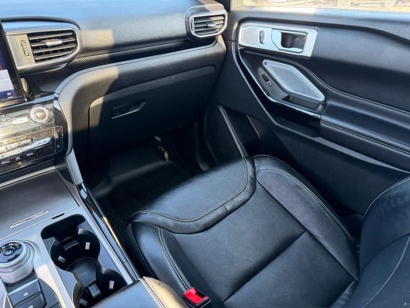 Ford Explorer Vehicle Full-screen Gallery Image 18
