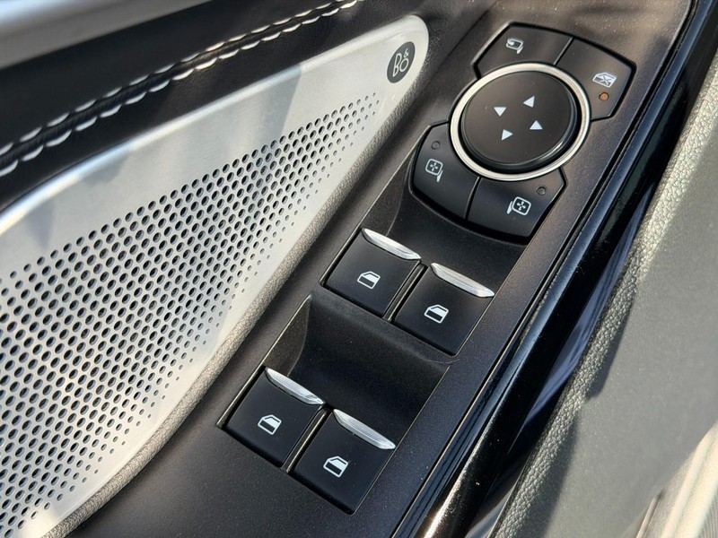 Ford Explorer Vehicle Full-screen Gallery Image 19