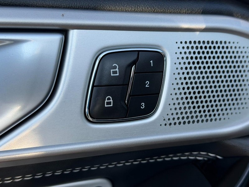 Ford Explorer Vehicle Full-screen Gallery Image 20