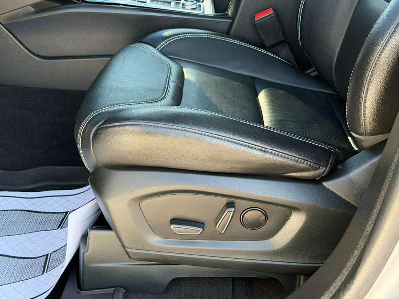 Ford Explorer Vehicle Full-screen Gallery Image 21