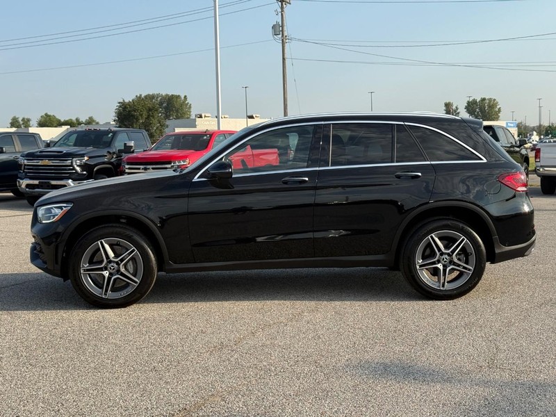 Mercedes-Benz GLC Vehicle Full-screen Gallery Image 2