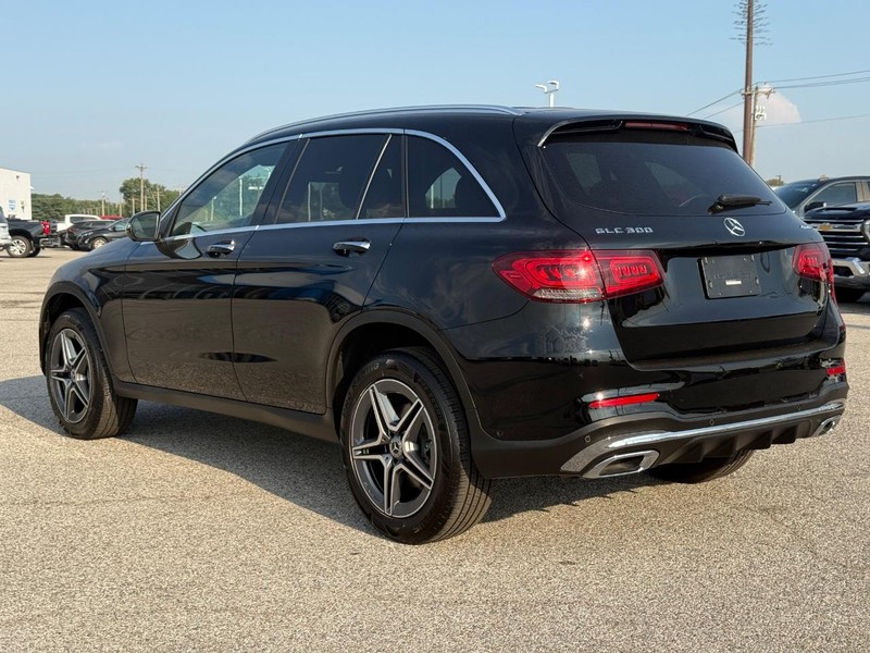 Mercedes-Benz GLC Vehicle Full-screen Gallery Image 3