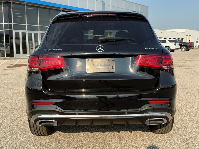 Mercedes-Benz GLC Vehicle Full-screen Gallery Image 4