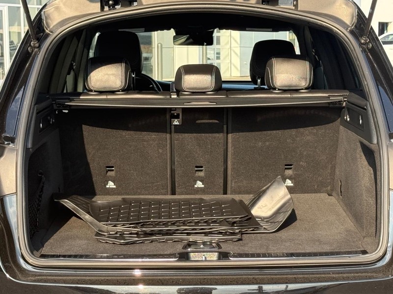 Mercedes-Benz GLC Vehicle Full-screen Gallery Image 6