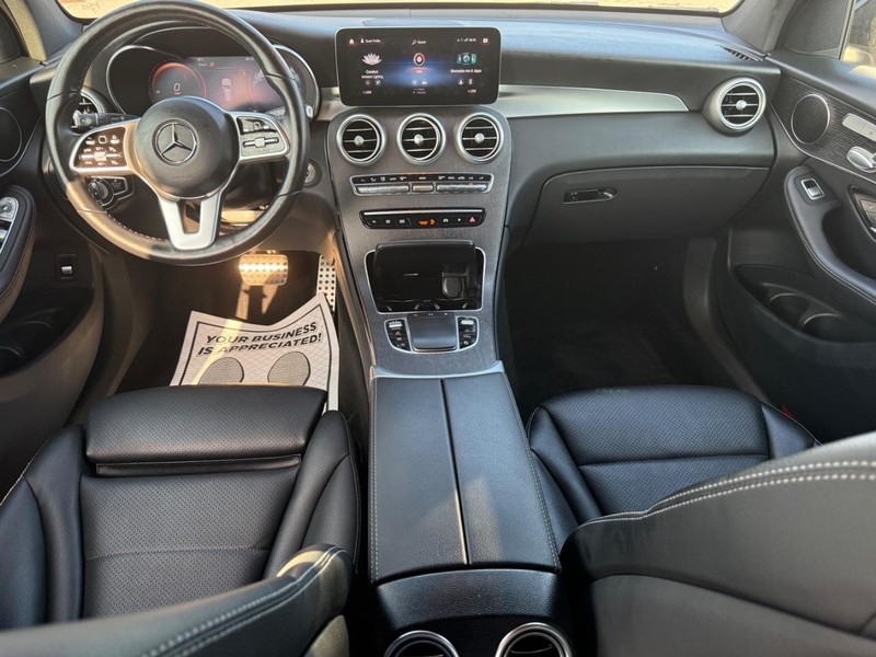 Mercedes-Benz GLC Vehicle Full-screen Gallery Image 11