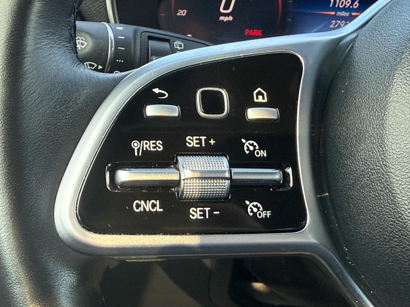 Mercedes-Benz GLC Vehicle Full-screen Gallery Image 13