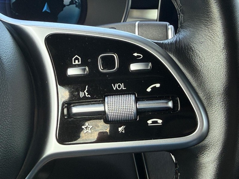 Mercedes-Benz GLC Vehicle Full-screen Gallery Image 14