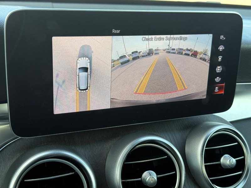 Mercedes-Benz GLC Vehicle Full-screen Gallery Image 17