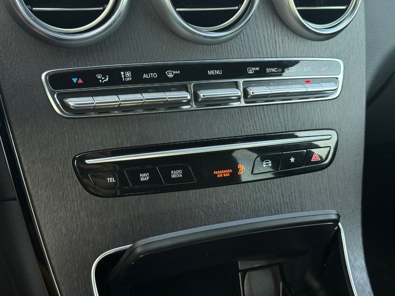 Mercedes-Benz GLC Vehicle Full-screen Gallery Image 18
