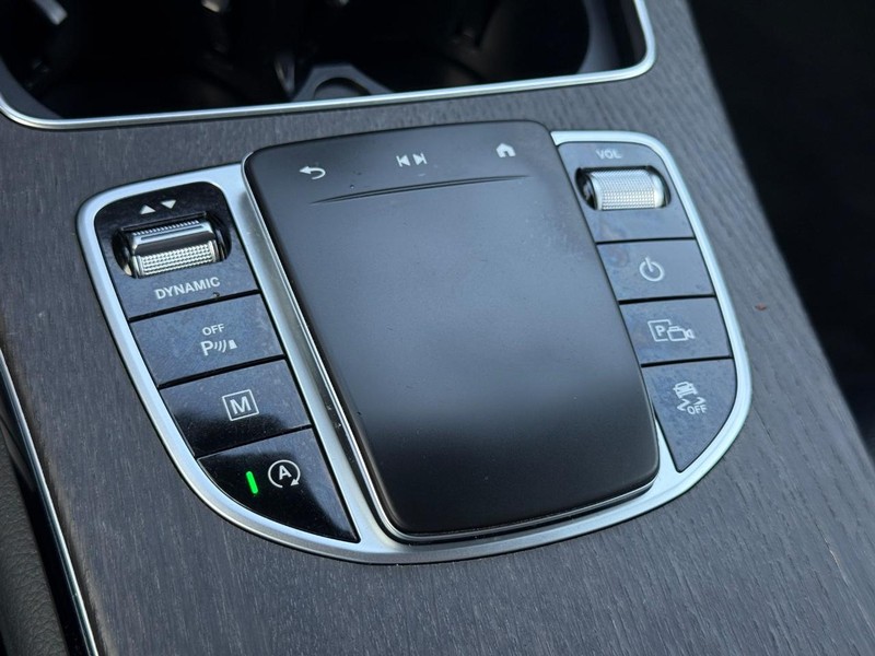 Mercedes-Benz GLC Vehicle Full-screen Gallery Image 19