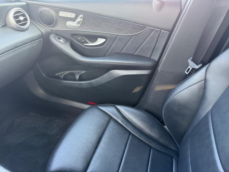Mercedes-Benz GLC Vehicle Full-screen Gallery Image 20
