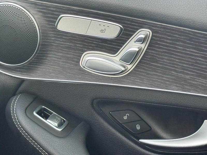 Mercedes-Benz GLC Vehicle Full-screen Gallery Image 21