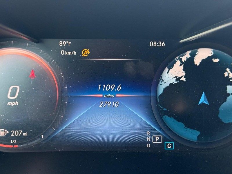 Mercedes-Benz GLC Vehicle Full-screen Gallery Image 22