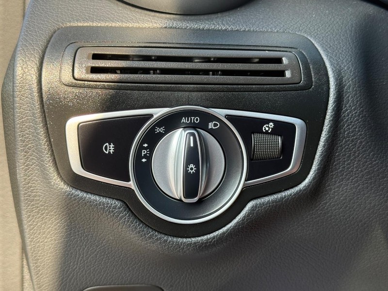 Mercedes-Benz GLC Vehicle Full-screen Gallery Image 23