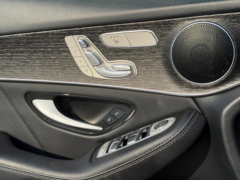 Mercedes-Benz GLC Vehicle Full-screen Gallery Image 24