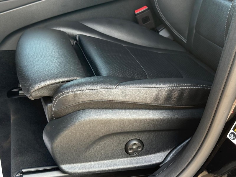 Mercedes-Benz GLC Vehicle Full-screen Gallery Image 25