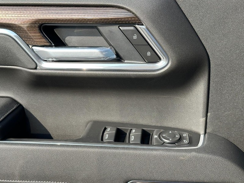 Chevrolet Silverado 1500 Vehicle Full-screen Gallery Image 18
