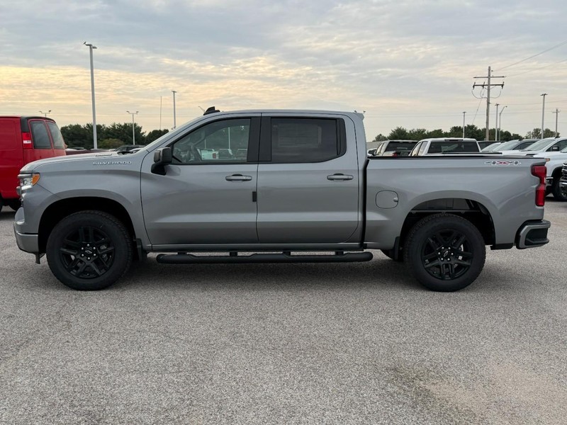 Chevrolet Silverado 1500 Vehicle Full-screen Gallery Image 2