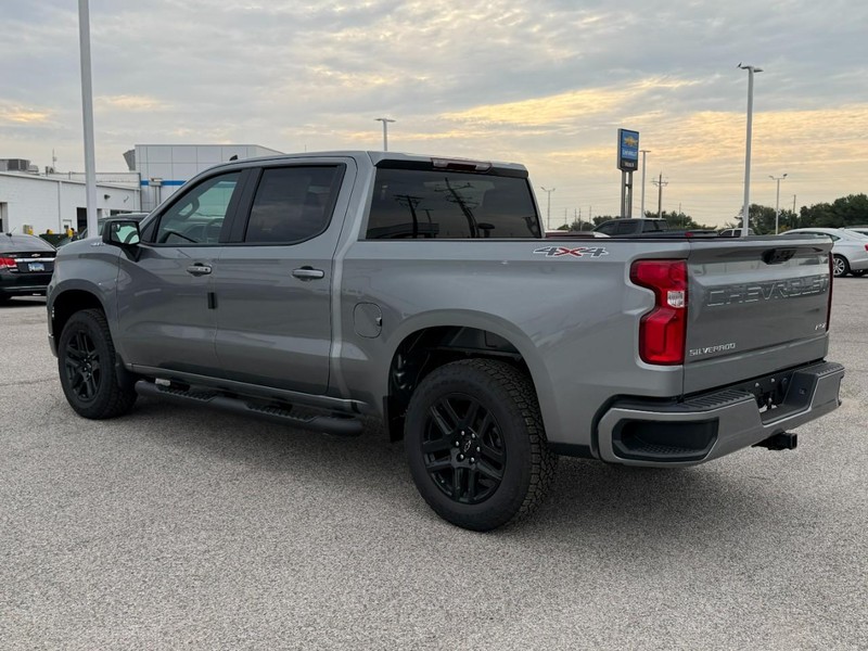 Chevrolet Silverado 1500 Vehicle Full-screen Gallery Image 3
