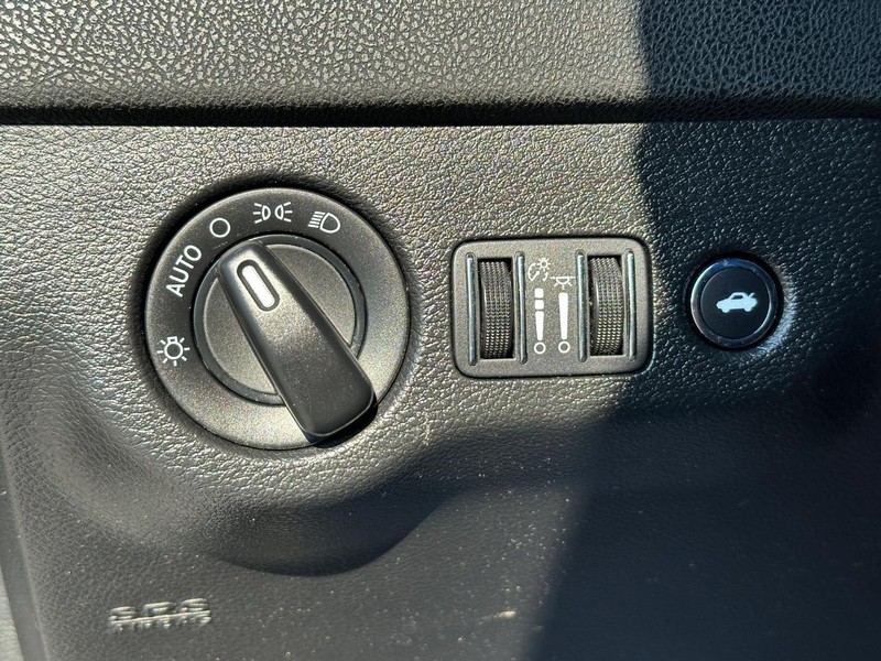 Dodge Charger Vehicle Full-screen Gallery Image 25