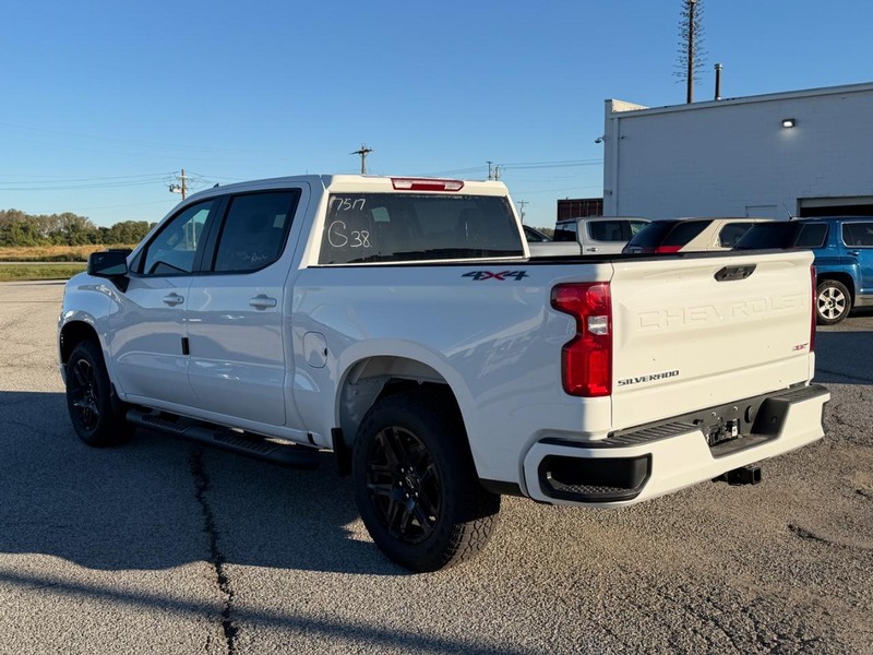 Chevrolet Silverado 1500 Vehicle Full-screen Gallery Image 3