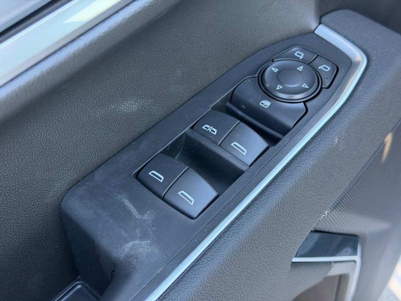 Chevrolet Silverado 1500 Vehicle Full-screen Gallery Image 9