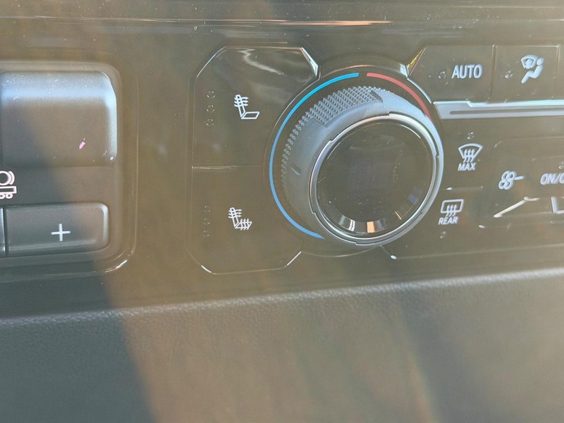 Chevrolet Silverado 1500 Vehicle Full-screen Gallery Image 13
