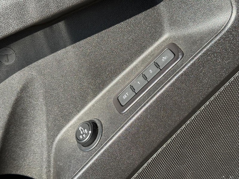 Chevrolet Equinox Vehicle Full-screen Gallery Image 24