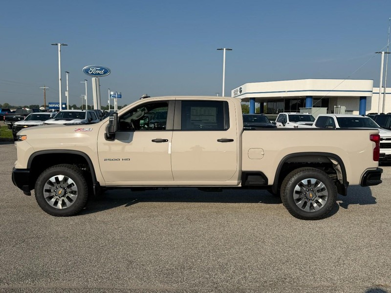 Chevrolet Silverado 2500HD Vehicle Full-screen Gallery Image 2