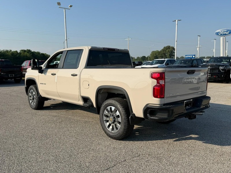 Chevrolet Silverado 2500HD Vehicle Full-screen Gallery Image 3