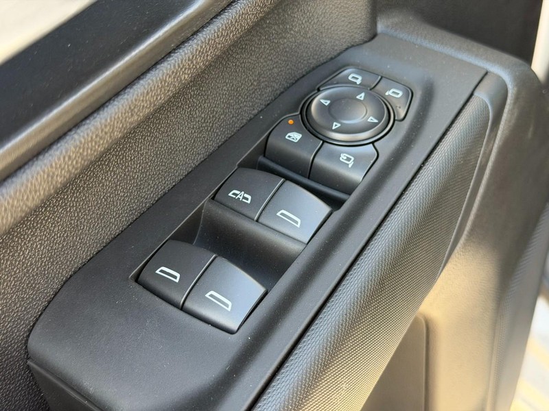 Chevrolet Silverado 2500HD Vehicle Full-screen Gallery Image 9