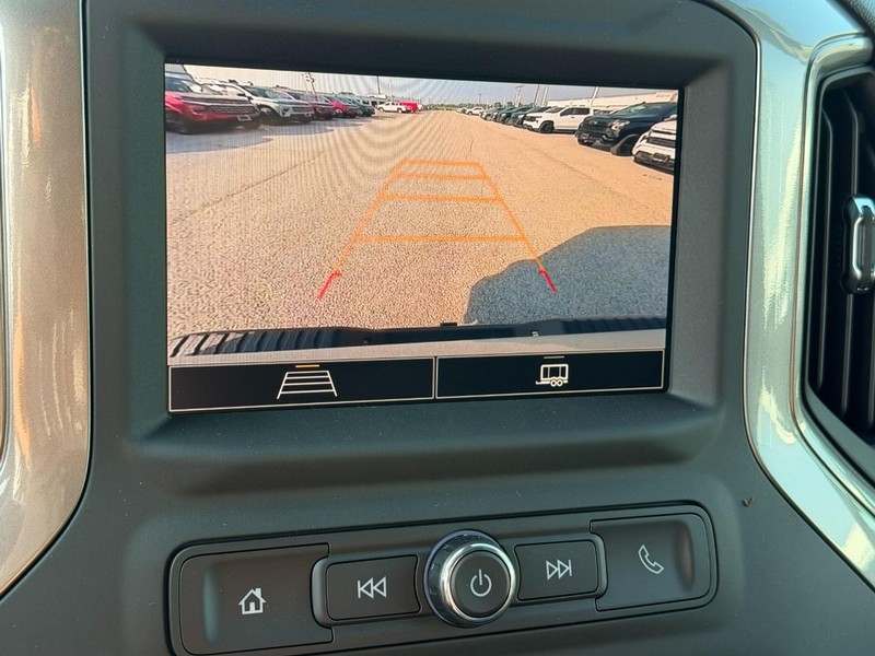 Chevrolet Silverado 2500HD Vehicle Full-screen Gallery Image 12