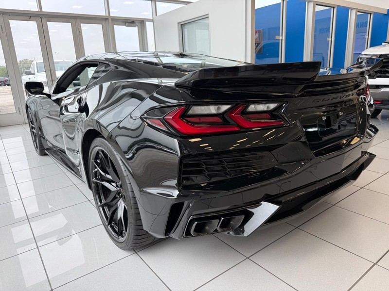 Chevrolet Corvette Vehicle Full-screen Gallery Image 2