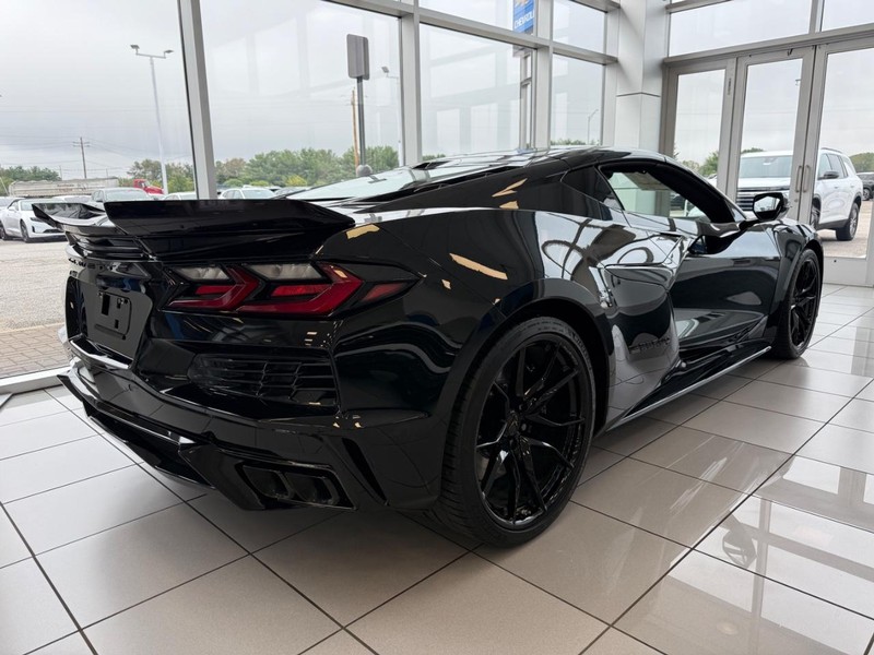Chevrolet Corvette Vehicle Full-screen Gallery Image 3