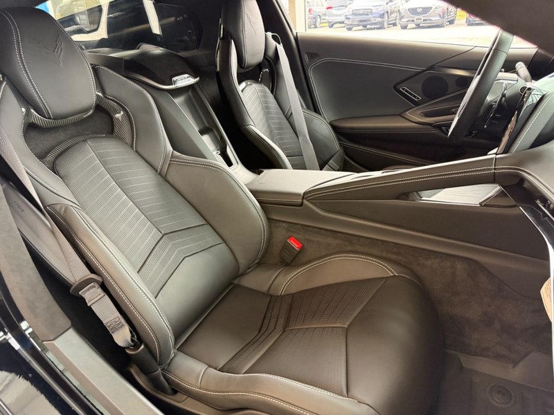 Chevrolet Corvette Vehicle Full-screen Gallery Image 5