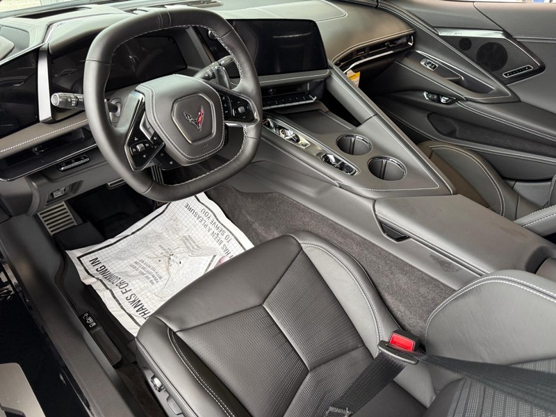 Chevrolet Corvette Vehicle Full-screen Gallery Image 7