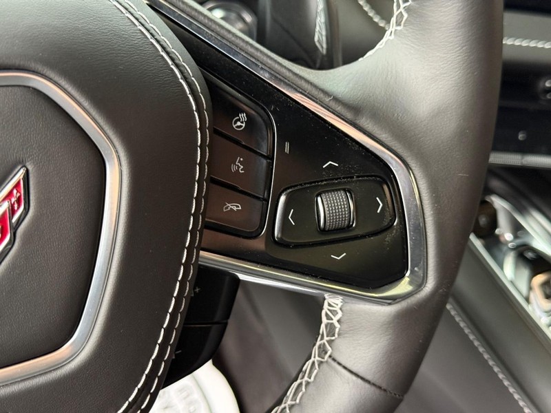 Chevrolet Corvette Vehicle Full-screen Gallery Image 9