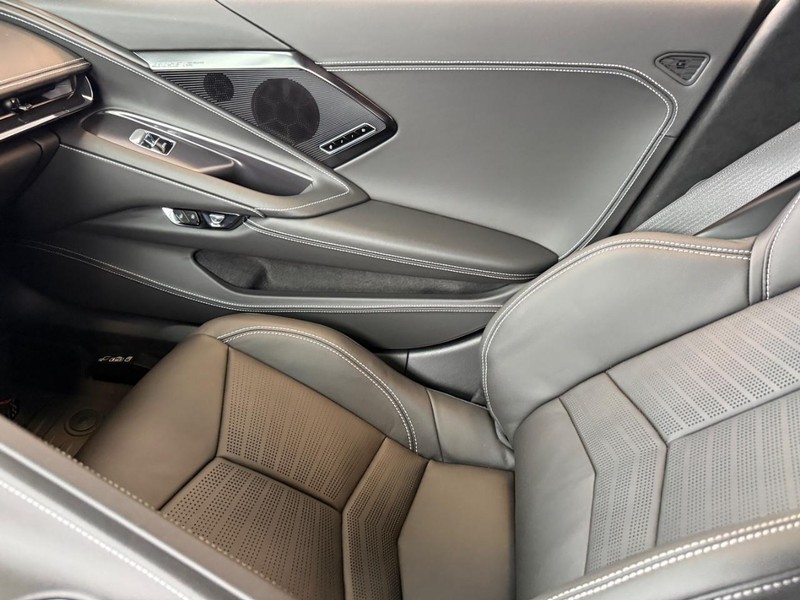 Chevrolet Corvette Vehicle Full-screen Gallery Image 12