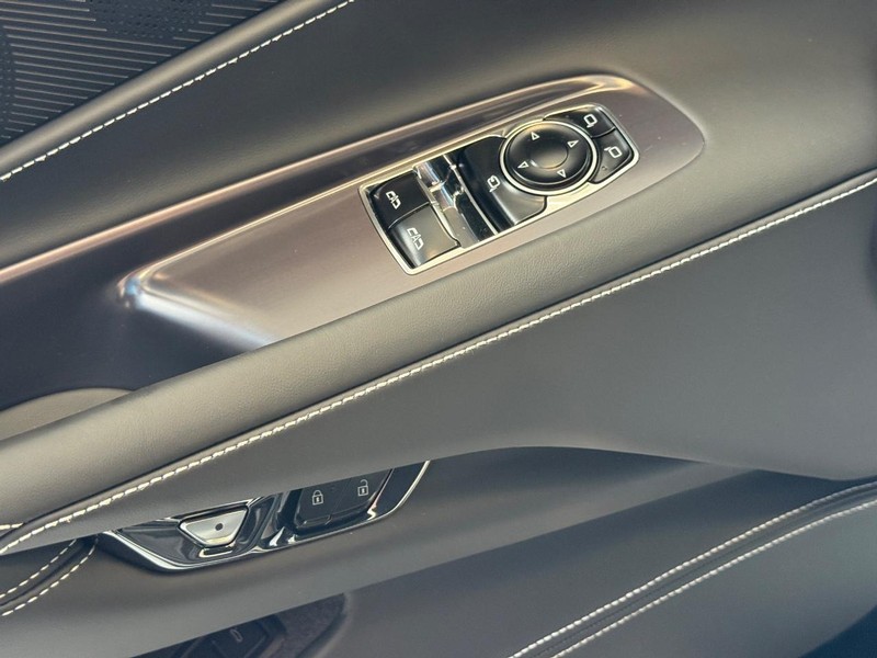 Chevrolet Corvette Vehicle Full-screen Gallery Image 14