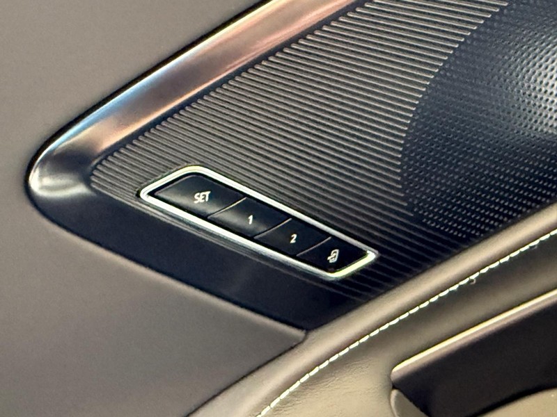 Chevrolet Corvette Vehicle Full-screen Gallery Image 16