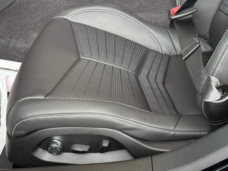Chevrolet Corvette Vehicle Full-screen Gallery Image 17
