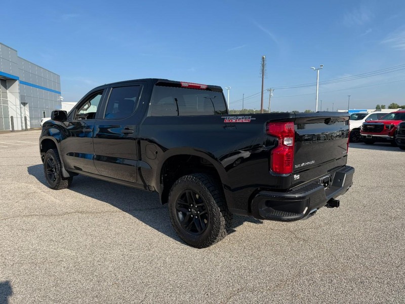 Chevrolet Silverado 1500 Vehicle Full-screen Gallery Image 3