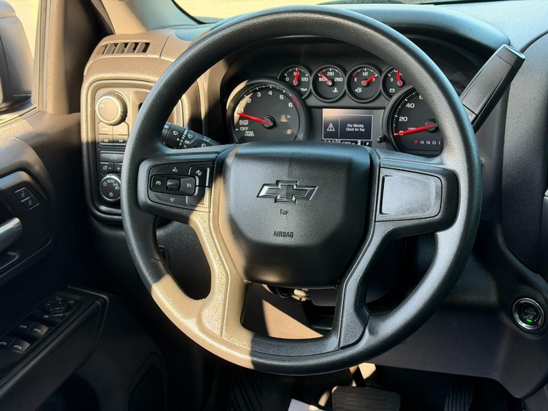 Chevrolet Silverado 1500 Vehicle Full-screen Gallery Image 12