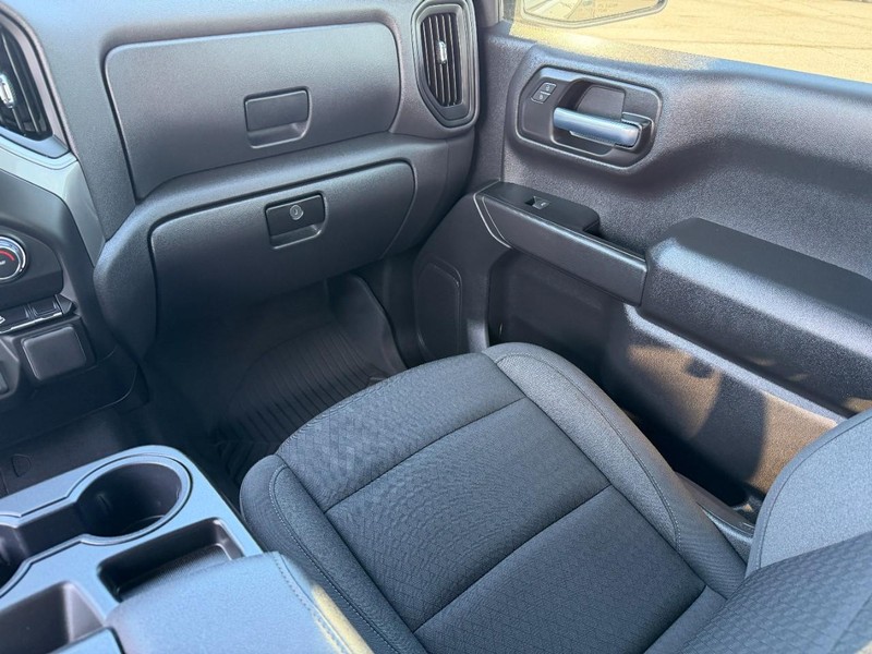 Chevrolet Silverado 1500 Vehicle Full-screen Gallery Image 15